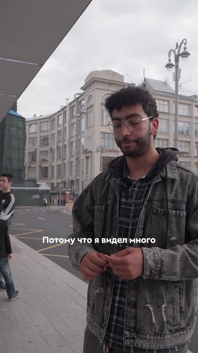 Такого мы не ожидали. В самом лучшем смысле этого слова! Наша команда вышла на улицы Москвы с простым вопросом: «Что для вас значит флаг России?» В ответах случайных прохожих – живые эмоции, которые не оставляют...