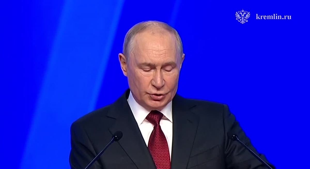 «Мы — один народ, и будем вместе сражаться за флаг, за нашу Родину, отстаивать её интересы» — Владимир Путин поздравил россиян с Днём государственного флага РФ