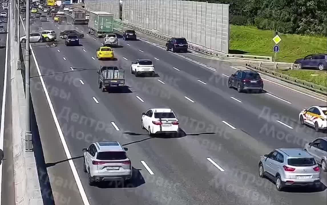 Момент массовой аварии на МКАД публикует Дептранс