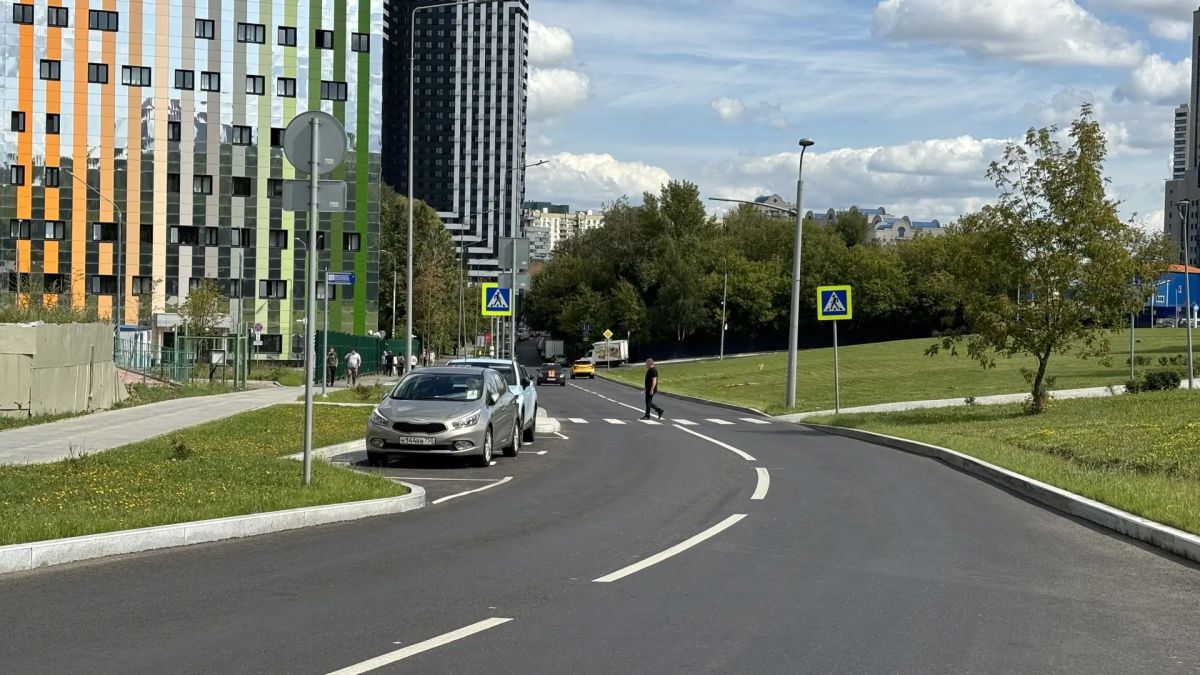 За «Чародейкой» по новому асфальту: дорожное покрытие отремонтировали в Хлебобулочном проезде #ЮЗАО За «Чародейкой» по новому асфальту: дорожное покрытие отремонтировали в Хлебобулочном проезде #ЮЗАО