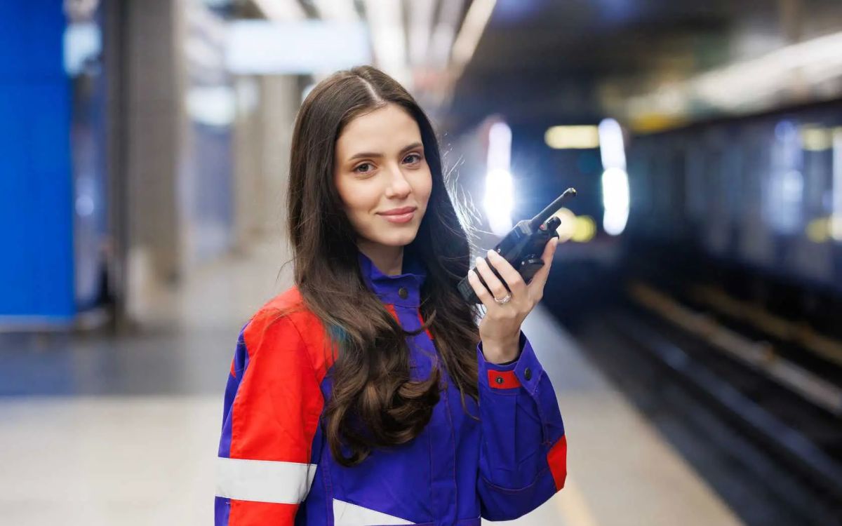 Молодежь Москвы. Кто это?. Это молодой врач, который утром принимает пациентов Молодежь Москвы. Кто это?. Это молодой врач, который утром принимает пациентов