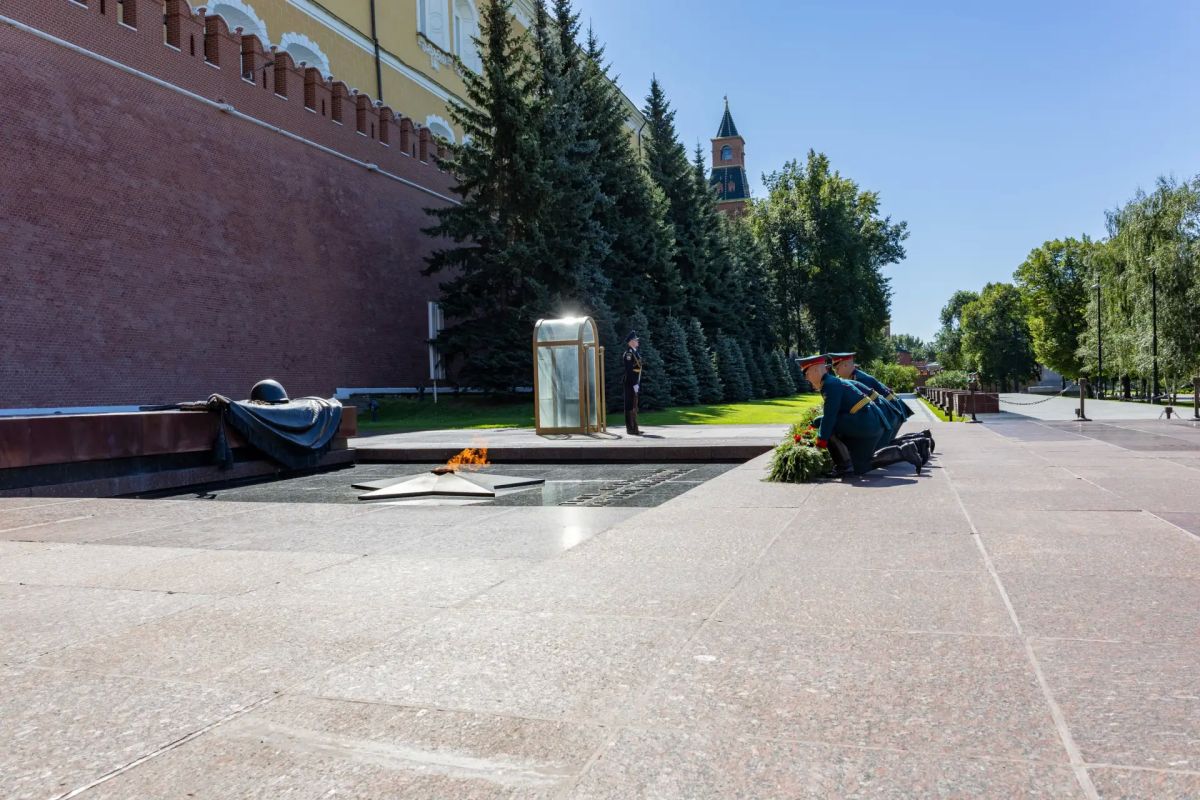 Сотрудники Следственного комитета Российской Федерации почтили память погибших в массированной бомбардировке Сталинграда гитлеровской авиацией Сотрудники Следственного комитета Российской Федерации почтили память погибших в массированной бомбардировке Сталинграда гитлеровской авиацией