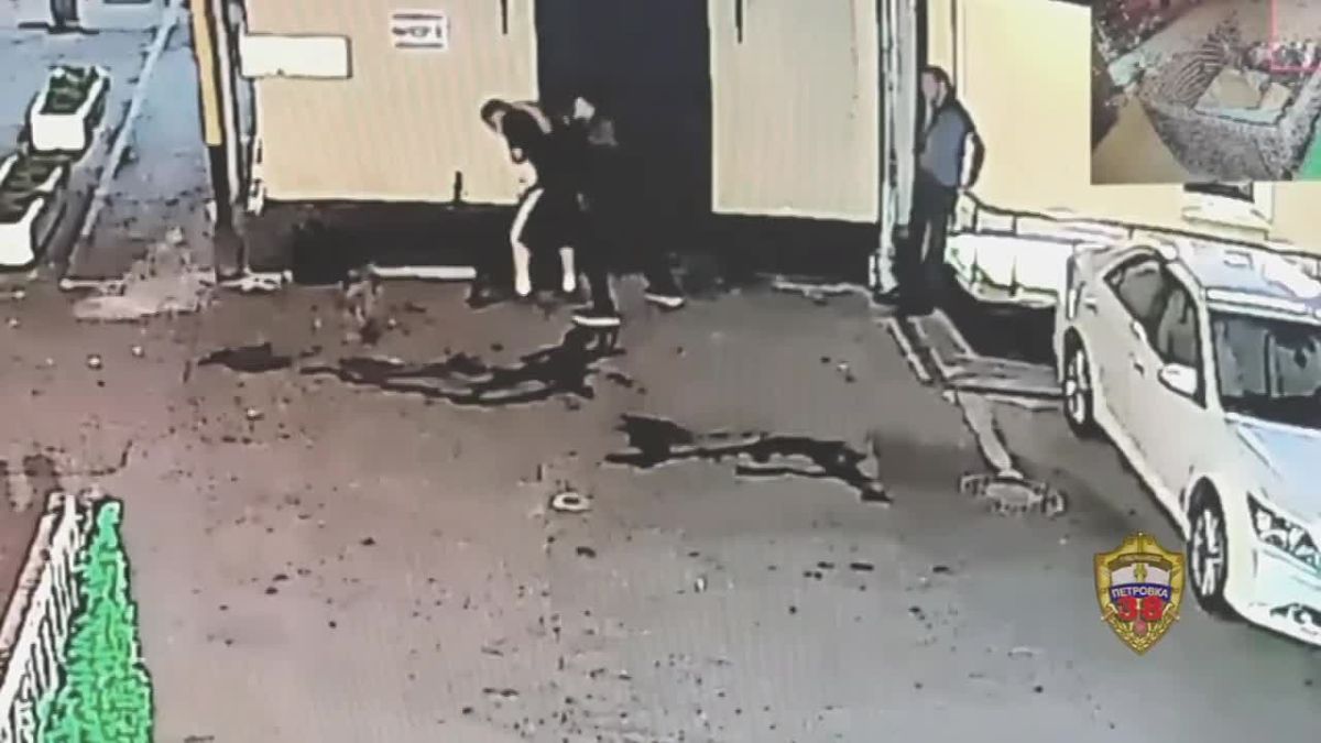 Опасный сосед: столичные полицейские подозреваемого в причинении тяжкого вреда здоровью в центре Москвы