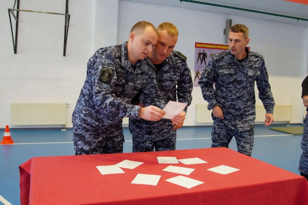 Боевые приёмы борьбы, навыки задержания преступников, эстафета в бассейне, полоса препятствий, подтягивание на перекладине Боевые приёмы борьбы, навыки задержания преступников, эстафета в бассейне, полоса препятствий, подтягивание на перекладине