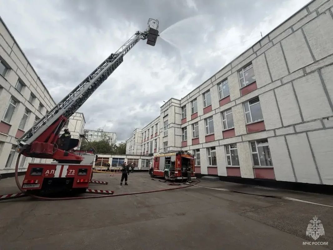 В преддверии нового учебного года пожарные провели тренировочные учения в московской школе В преддверии нового учебного года пожарные провели тренировочные учения в московской школе