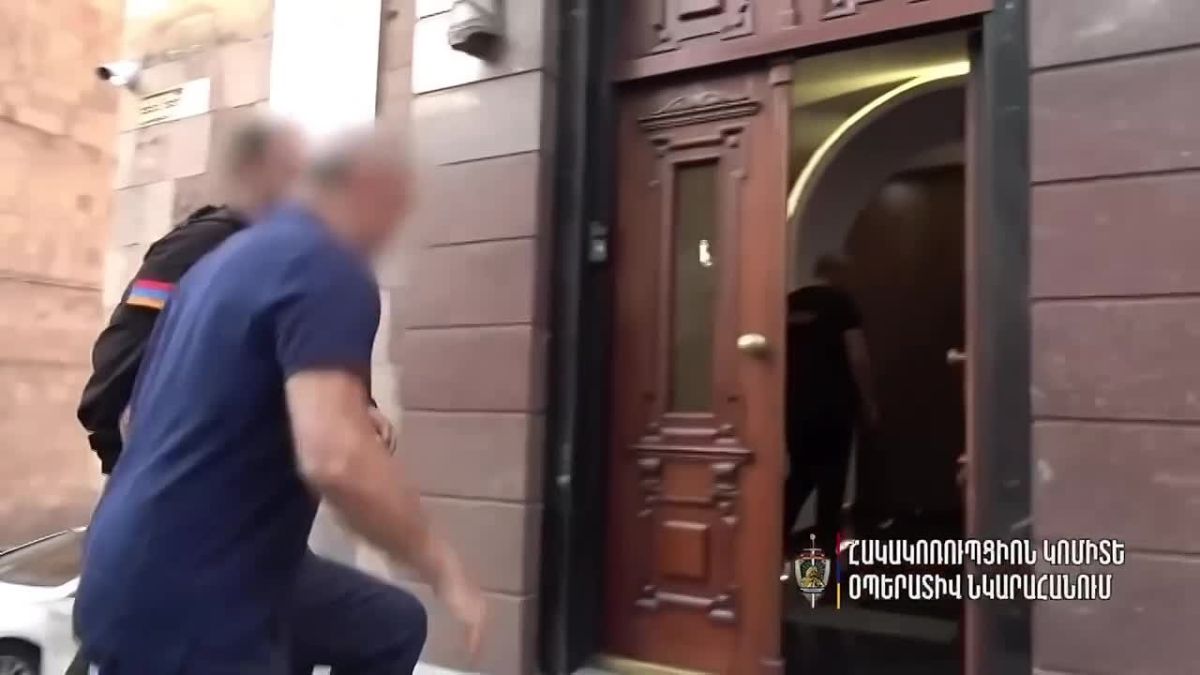 В Ереване задержали шесть человек, в том числе Кочаряна и его сына
