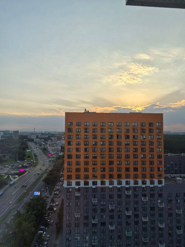 Три подростка на крыше — такая картина вызвала мурашки у жителей Солнцева Три подростка на крыше — такая картина вызвала мурашки у жителей Солнцева