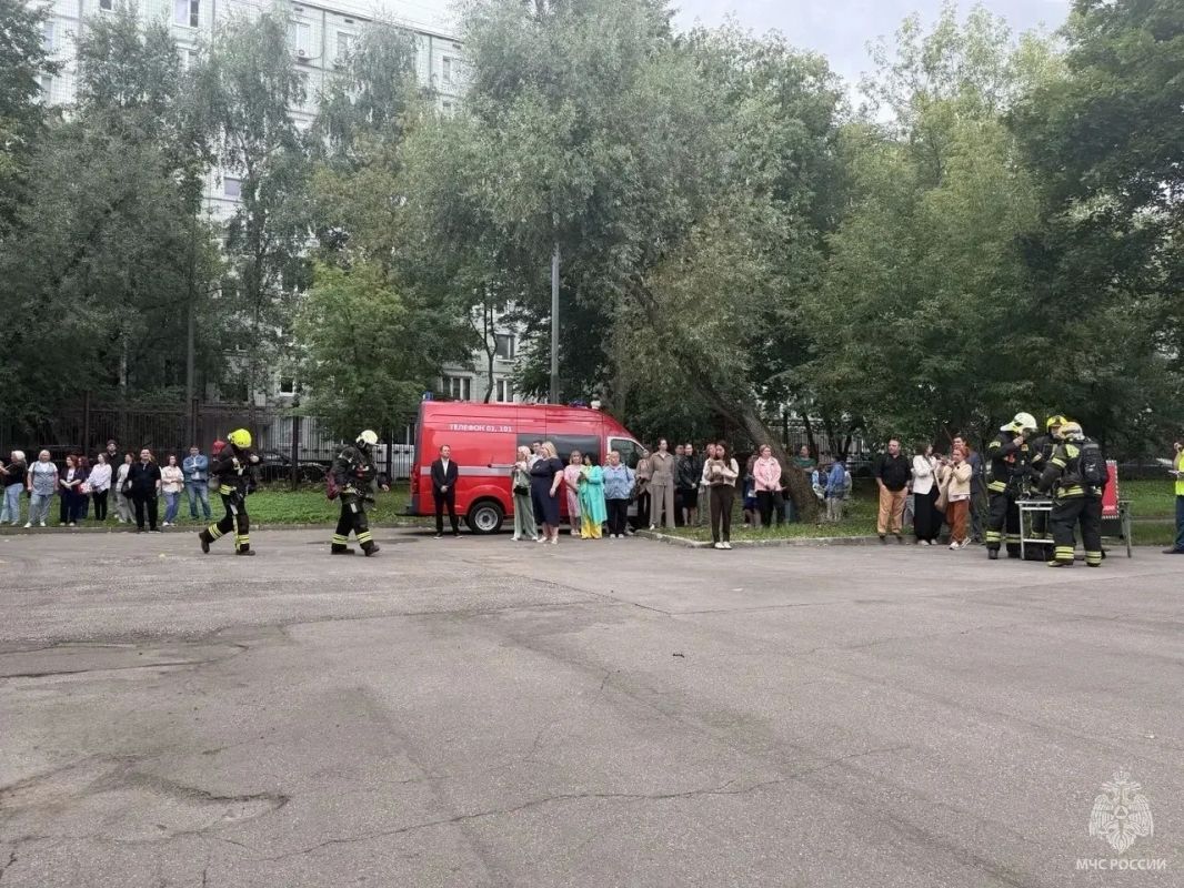 В преддверии нового учебного года пожарные провели тренировочные учения в московской школе