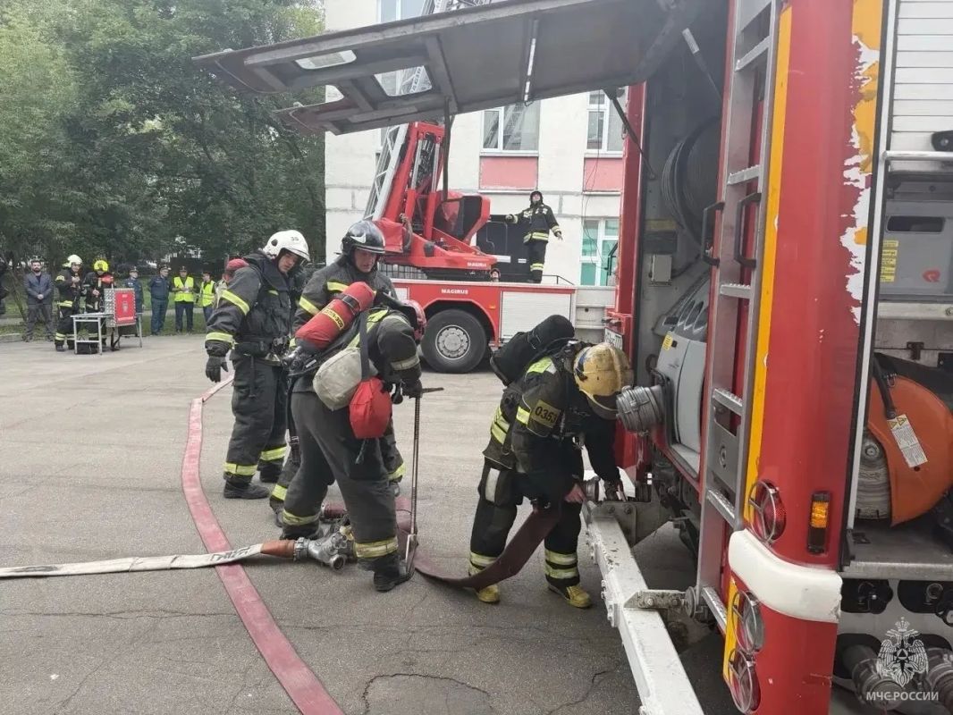 В преддверии нового учебного года пожарные провели тренировочные учения в московской школе В преддверии нового учебного года пожарные провели тренировочные учения в московской школе