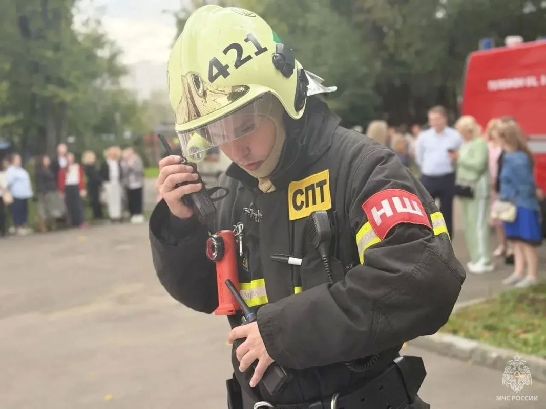 В преддверии нового учебного года пожарные провели тренировочные учения в московской школе В преддверии нового учебного года пожарные провели тренировочные учения в московской школе