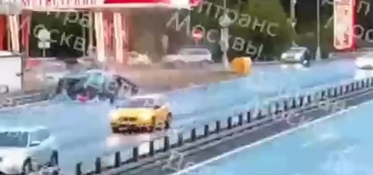 Опубликованы кадры момента смертельной аварии на Боровском шоссе Москвы Видно, что водитель легковушки на скорости протаранил такси, стоявшее у АЗС. По предварительным данным Дептранса, предполагаемому виновнику стало плохо...