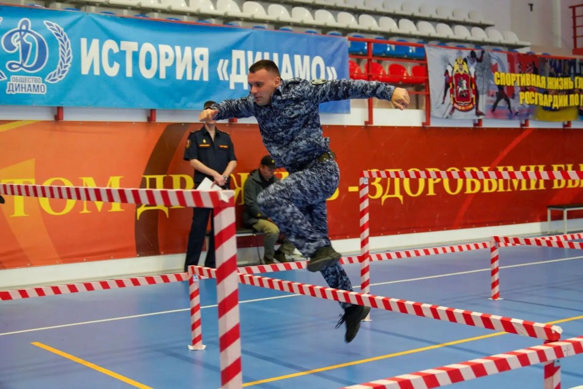 Боевые приёмы борьбы, навыки задержания преступников, эстафета в бассейне, полоса препятствий, подтягивание на перекладине Боевые приёмы борьбы, навыки задержания преступников, эстафета в бассейне, полоса препятствий, подтягивание на перекладине
