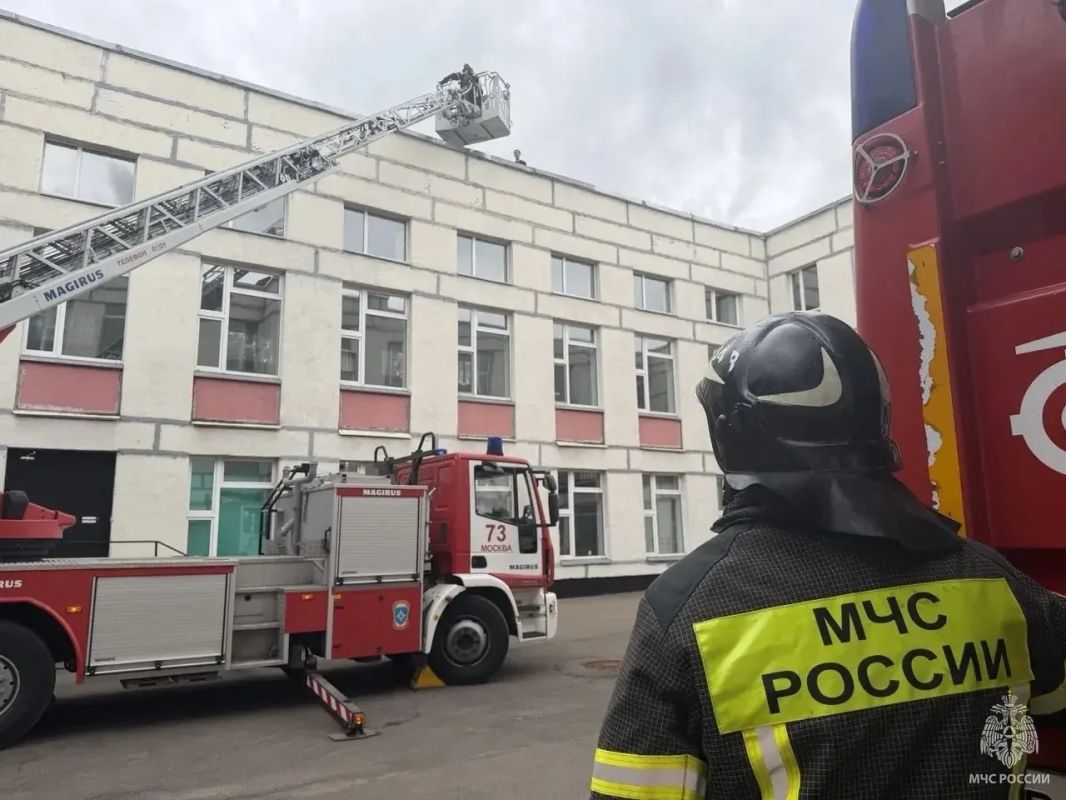 В преддверии нового учебного года пожарные провели тренировочные учения в московской школе В преддверии нового учебного года пожарные провели тренировочные учения в московской школе