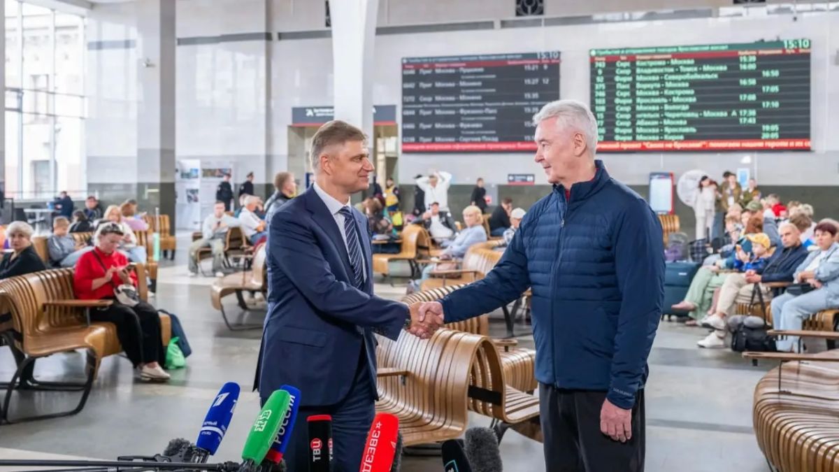 Мэр Москвы Сергей Собянин и генеральный директор — председатель правления ОАО “РЖД” Олег Белозеров приняли участие в презентации двухэтажного пассажирского поезда, который 26 августа выйдет на маршрут Москва — Ярославль Мэр Москвы Сергей Собянин и генеральный директор — председатель правления ОАО “РЖД” Олег Белозеров приняли участие в презентации двухэтажного пассажирского поезда, который 26 августа выйдет на маршрут Москва — Ярославль