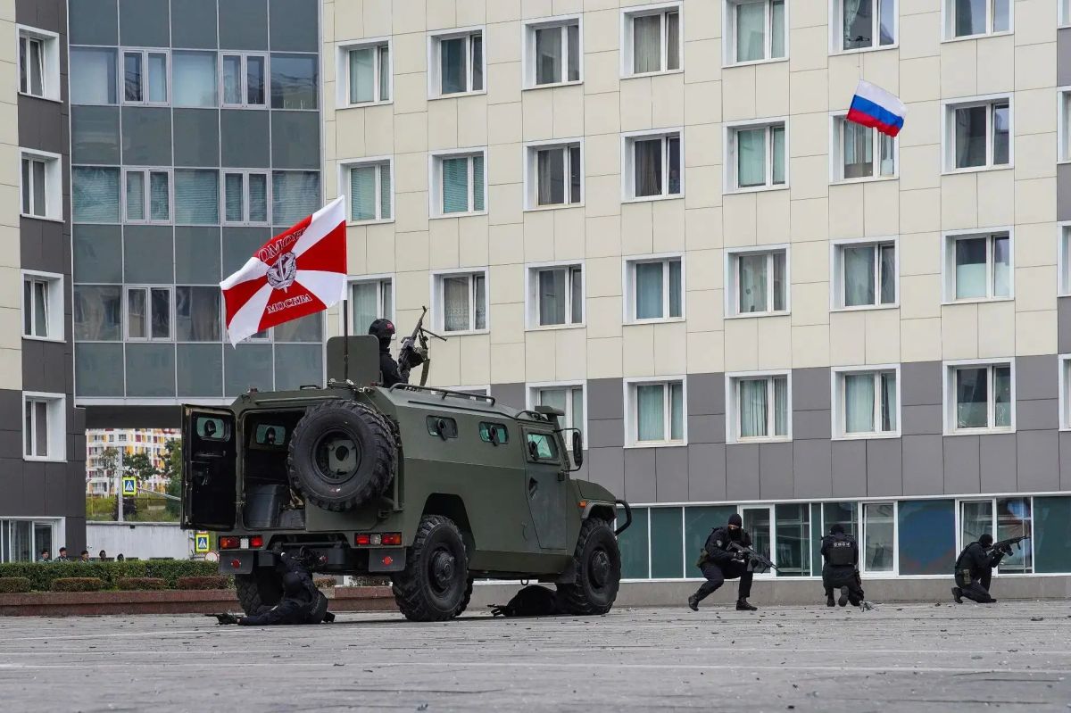 Боевые приёмы борьбы, навыки задержания преступников, эстафета в бассейне, полоса препятствий, подтягивание на перекладине Боевые приёмы борьбы, навыки задержания преступников, эстафета в бассейне, полоса препятствий, подтягивание на перекладине
