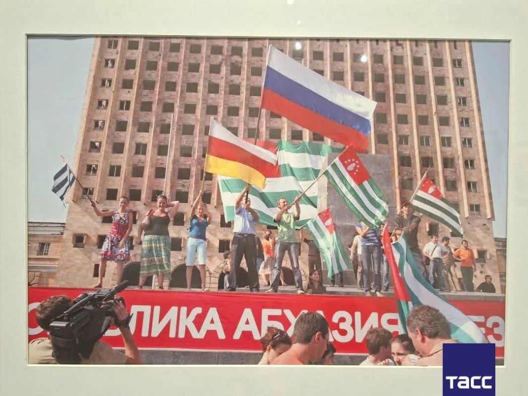 Фотовыставка "Путь признания: история в кадрах", организованная Домом Москвы в Сухуме и посвященная 18-й годовщине признания Россией независимости Абхазии, открылась в Центральном выставочном зале Союза художников Абхазии... Фотовыставка "Путь признания: история в кадрах", организованная Домом Москвы в Сухуме и посвященная 18-й годовщине признания Россией независимости Абхазии, открылась в Центральном выставочном зале Союза художников Абхазии...