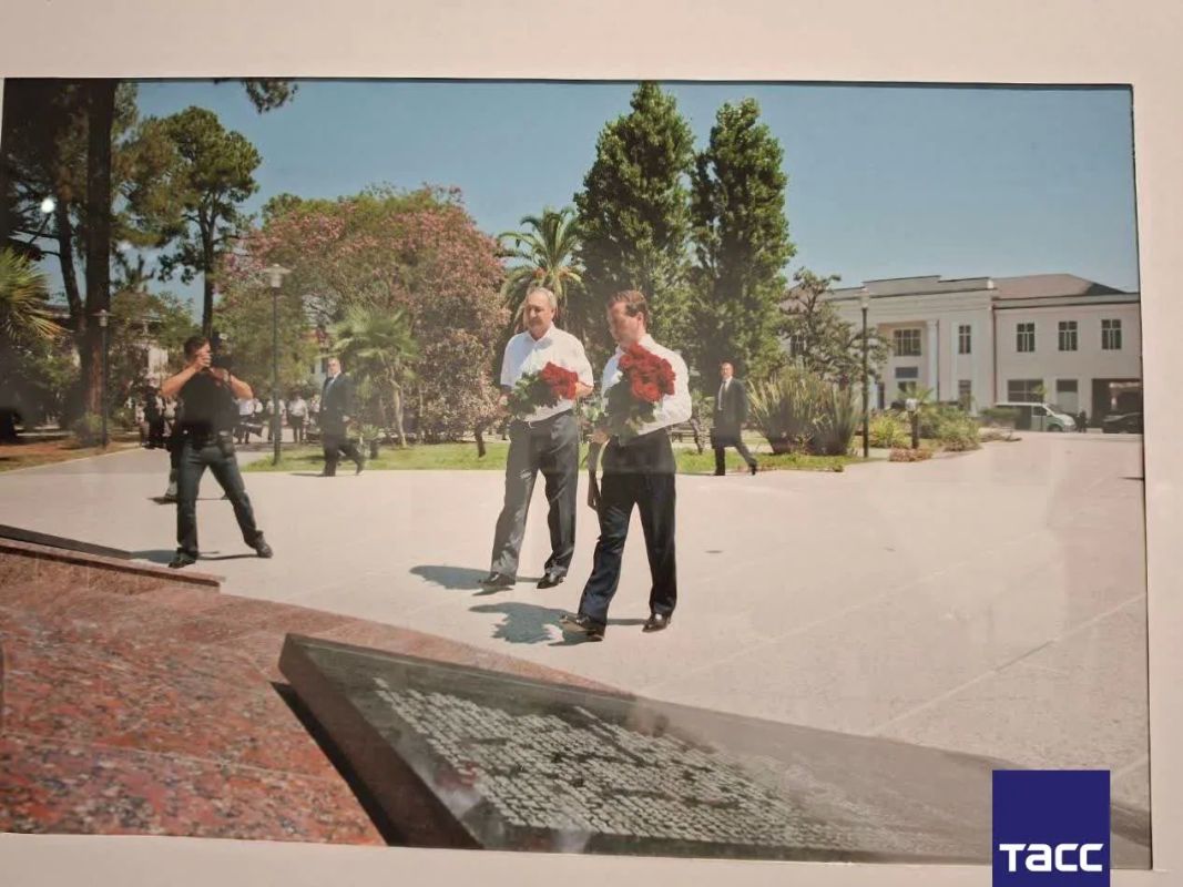 Фотовыставка "Путь признания: история в кадрах", организованная Домом Москвы в Сухуме и посвященная 18-й годовщине признания Россией независимости Абхазии, открылась в Центральном выставочном зале Союза художников Абхазии... Фотовыставка "Путь признания: история в кадрах", организованная Домом Москвы в Сухуме и посвященная 18-й годовщине признания Россией независимости Абхазии, открылась в Центральном выставочном зале Союза художников Абхазии...