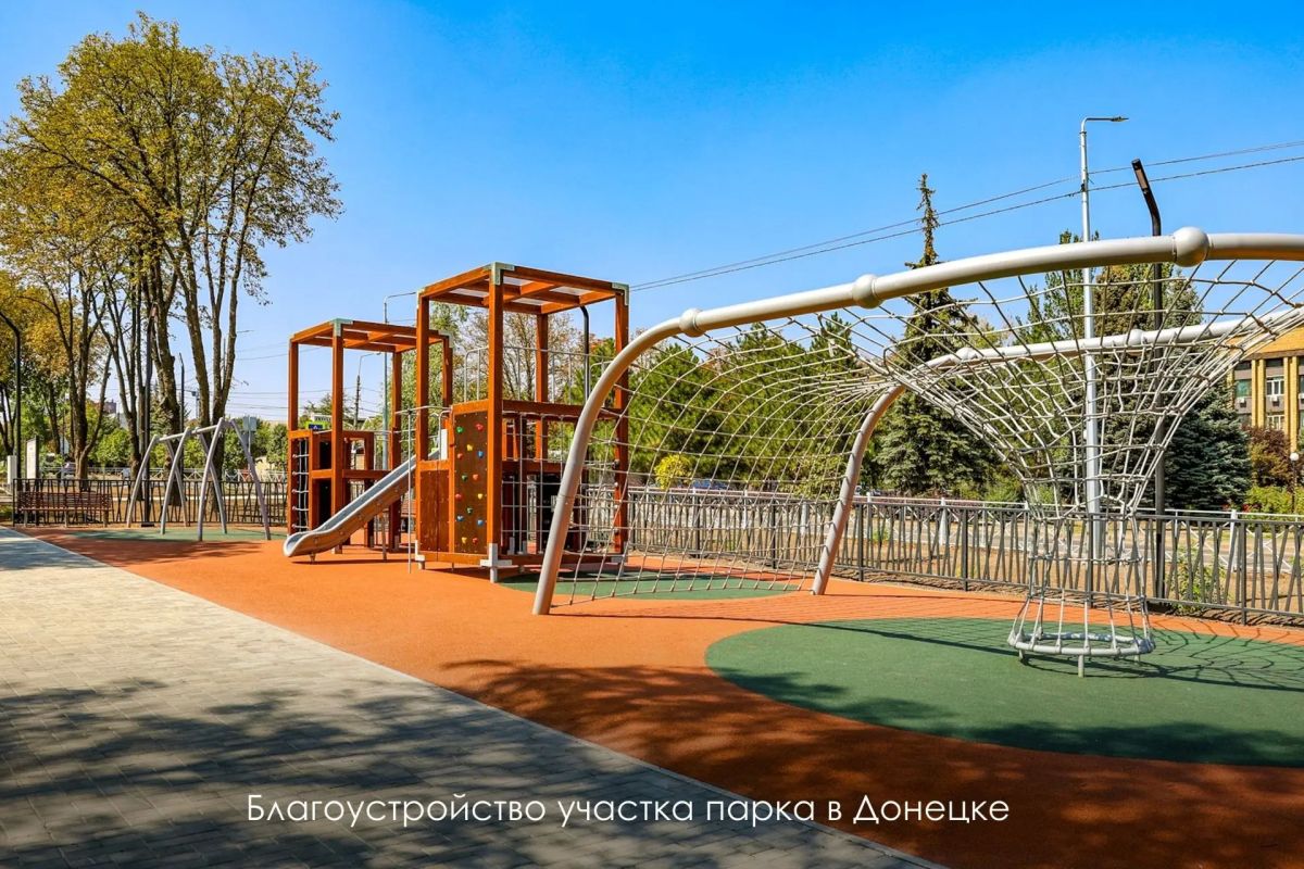 Алексей Шапошников: В Донецке и Луганске московские специалисты приводят в порядок парки, скверы, дороги, тротуары, общественные пространства. Алексей Шапошников: В Донецке и Луганске московские специалисты приводят в порядок парки, скверы, дороги, тротуары, общественные пространства.