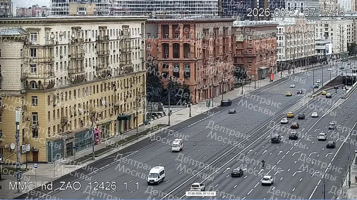 На кадрах — момент аварии на западе Москвы, где "Гелендваген" перевернулся после столкновения