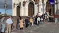 Очередь к Храму Христа Спасителя образовалась перед началом службы к прибытию Тихвинской иконы Божьей Матери