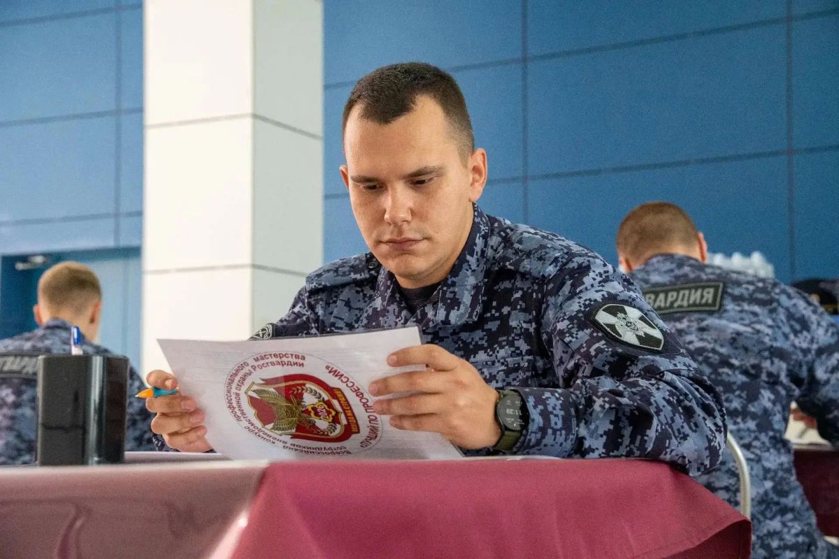 Спецнормативы и теория: новые кадры финала конкурса «Лучший по профессии» среди сотрудников вневедомственной охраны Росгвардии Спецнормативы и теория: новые кадры финала конкурса «Лучший по профессии» среди сотрудников вневедомственной охраны Росгвардии