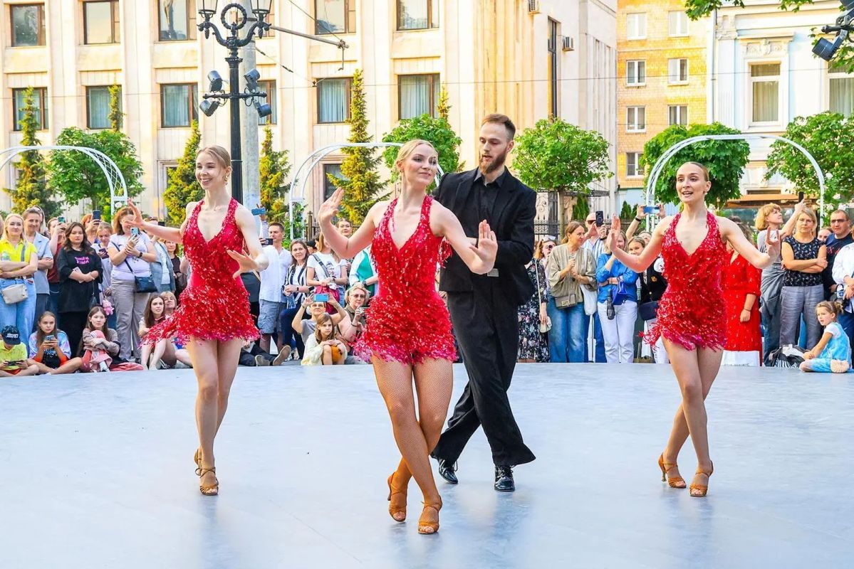 Провожаем лето в Москве. С 28 по 30 августа горожан ждут спортивные фестивали, концерты, спектакли, мастер-классы и гастрономические занятия Провожаем лето в Москве. С 28 по 30 августа горожан ждут спортивные фестивали, концерты, спектакли, мастер-классы и гастрономические занятия