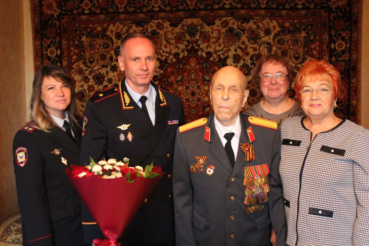 Сотрудники московской полиции навестили легендарного ветерана Леонида Ющенко, которому исполнилось 99 лет