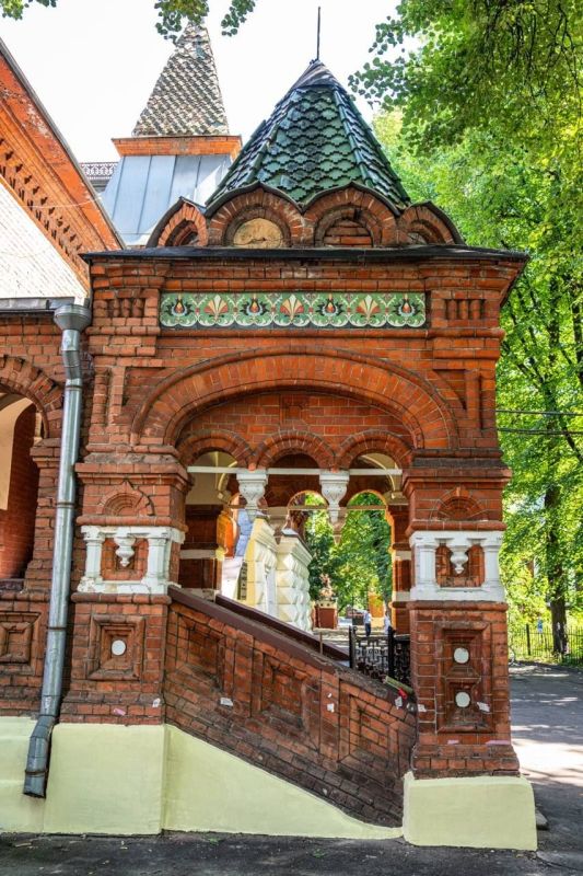 Перед вами бывшая усадьба Петра Ивановича Щукина, щедрого мецената и собирателя «русских древностей» Перед вами бывшая усадьба Петра Ивановича Щукина, щедрого мецената и собирателя «русских древностей»