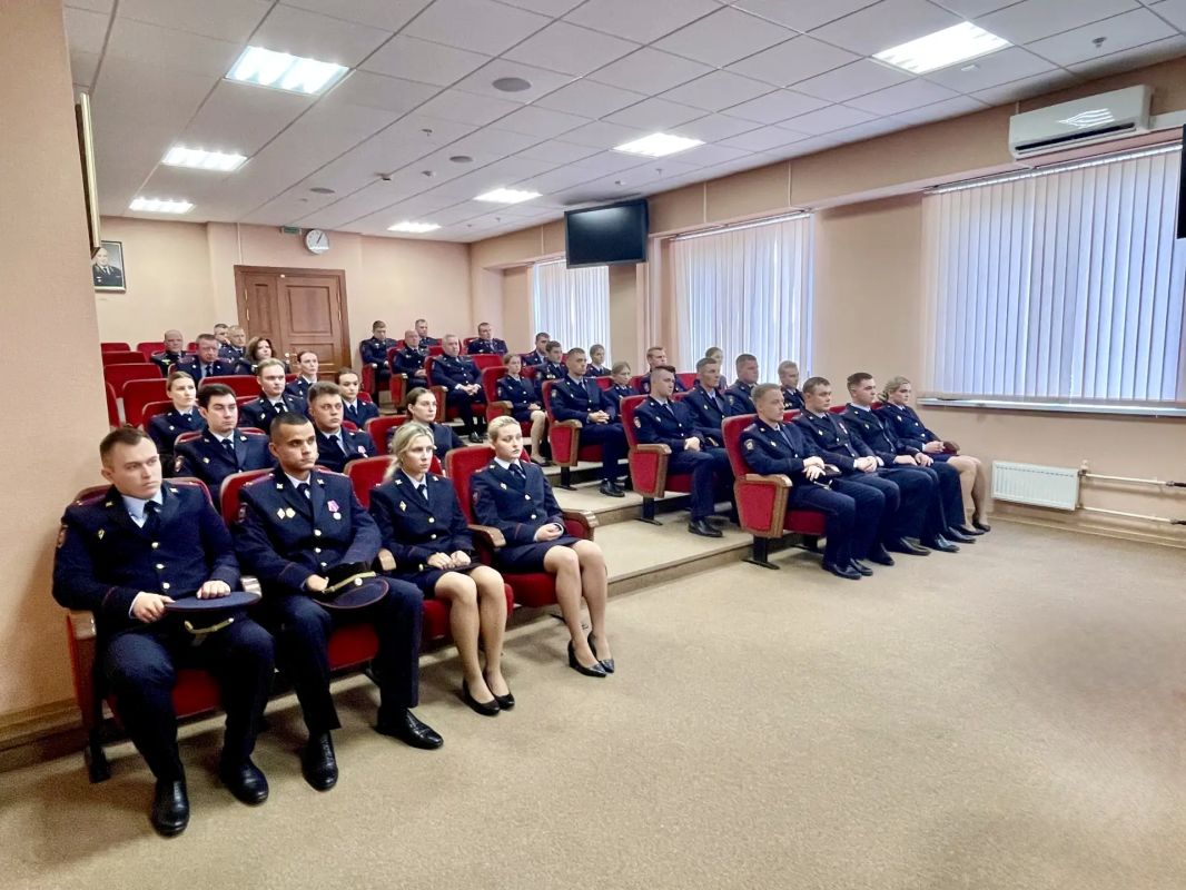 «Служить достойно»: Выпускники Университета МВД им. Кикотя получили удостоверения в УВД по ЮАО «Служить достойно»: Выпускники Университета МВД им. Кикотя получили удостоверения в УВД по ЮАО
