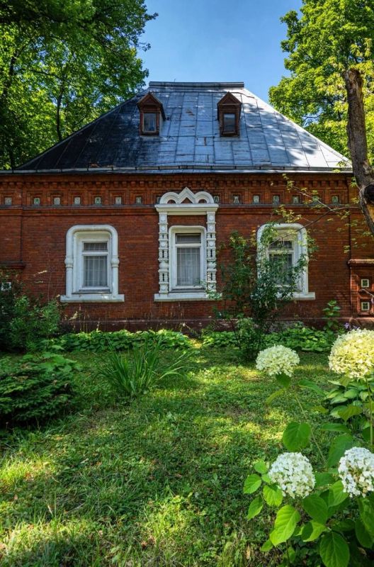 Перед вами бывшая усадьба Петра Ивановича Щукина, щедрого мецената и собирателя «русских древностей» Перед вами бывшая усадьба Петра Ивановича Щукина, щедрого мецената и собирателя «русских древностей»