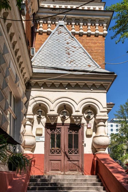 Перед вами бывшая усадьба Петра Ивановича Щукина, щедрого мецената и собирателя «русских древностей» Перед вами бывшая усадьба Петра Ивановича Щукина, щедрого мецената и собирателя «русских древностей»