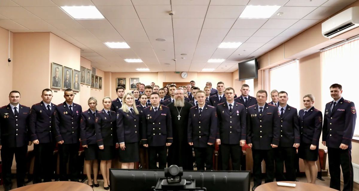 «Служить достойно»: Выпускники Университета МВД им. Кикотя получили удостоверения в УВД по ЮАО «Служить достойно»: Выпускники Университета МВД им. Кикотя получили удостоверения в УВД по ЮАО