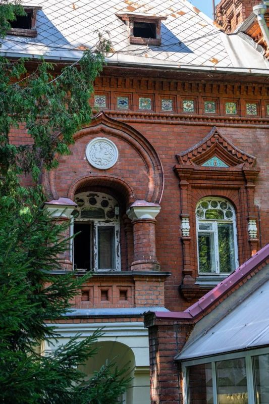 Перед вами бывшая усадьба Петра Ивановича Щукина, щедрого мецената и собирателя «русских древностей» Перед вами бывшая усадьба Петра Ивановича Щукина, щедрого мецената и собирателя «русских древностей»