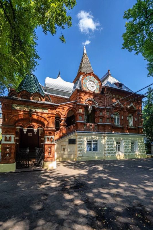 Перед вами бывшая усадьба Петра Ивановича Щукина, щедрого мецената и собирателя «русских древностей» Перед вами бывшая усадьба Петра Ивановича Щукина, щедрого мецената и собирателя «русских древностей»