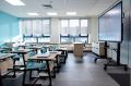 В Москве сейчас меняют привычное представление о том, какой должна быть школа: вместо обычных кабинетов — лаборатории, спортзоны и даже «улицы» внутри здания