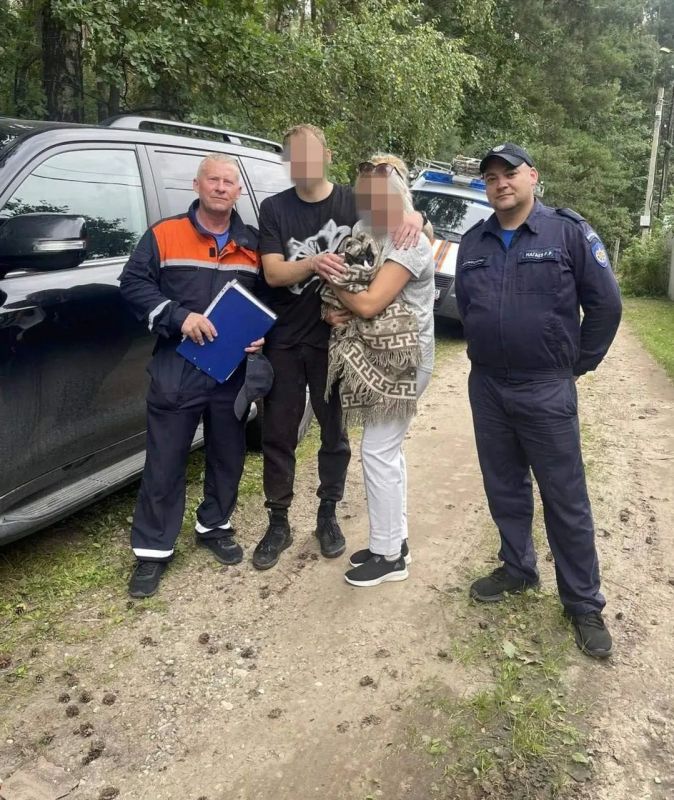 В Подмосковье мужчина пытался спасти кота с дерева, но застрял сам В Подмосковье мужчина пытался спасти кота с дерева, но застрял сам