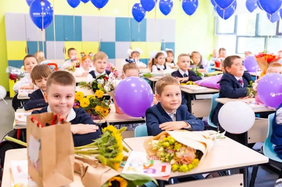 С Днём знаний!. «Дорогие школьники, студенты колледжей, педагоги и, конечно, родители! Поздравляю вас с Днём знаний и началом нового учебного года С Днём знаний!. «Дорогие школьники, студенты колледжей, педагоги и, конечно, родители! Поздравляю вас с Днём знаний и началом нового учебного года