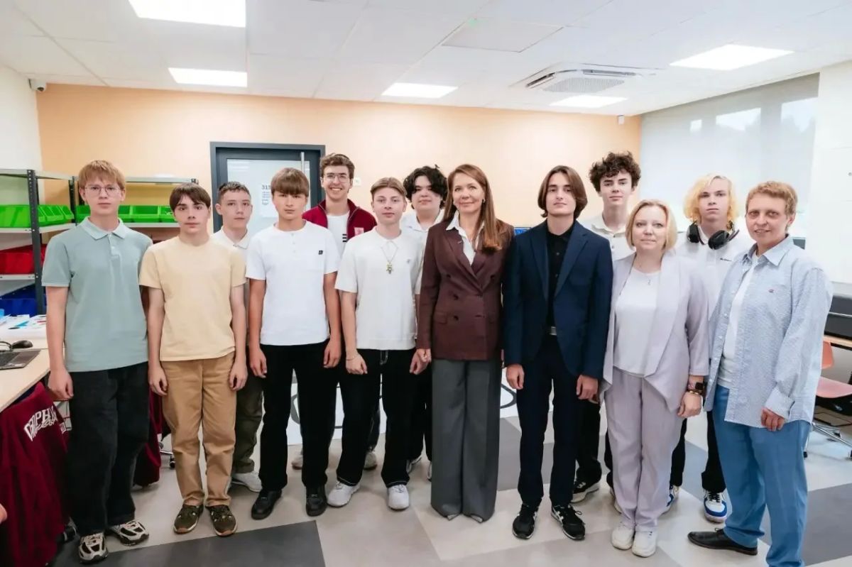 С Днём знаний!. «Дорогие школьники, студенты колледжей, педагоги и, конечно, родители! Поздравляю вас с Днём знаний и началом нового учебного года С Днём знаний!. «Дорогие школьники, студенты колледжей, педагоги и, конечно, родители! Поздравляю вас с Днём знаний и началом нового учебного года