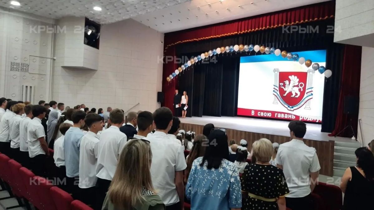 Копию статуэтки «ТЭФИ», присвоенную Александру Федорчаку, передали в музей школы, где он учился Копию статуэтки «ТЭФИ», присвоенную Александру Федорчаку, передали в музей школы, где он учился
