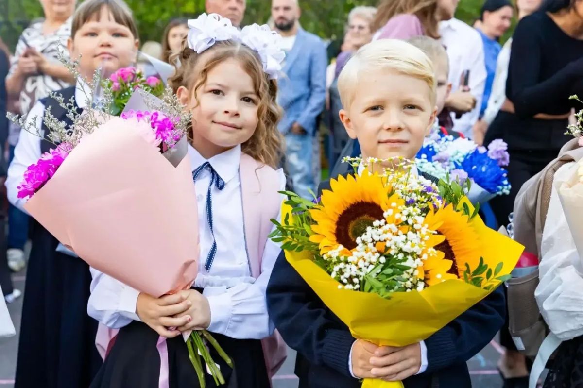 С Днём знаний!. «Дорогие школьники, студенты колледжей, педагоги и, конечно, родители! Поздравляю вас с Днём знаний и началом нового учебного года С Днём знаний!. «Дорогие школьники, студенты колледжей, педагоги и, конечно, родители! Поздравляю вас с Днём знаний и началом нового учебного года