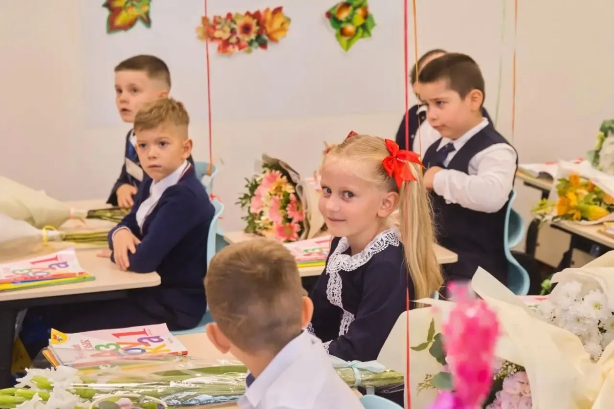 С Днём знаний!. «Дорогие школьники, студенты колледжей, педагоги и, конечно, родители! Поздравляю вас с Днём знаний и началом нового учебного года С Днём знаний!. «Дорогие школьники, студенты колледжей, педагоги и, конечно, родители! Поздравляю вас с Днём знаний и началом нового учебного года