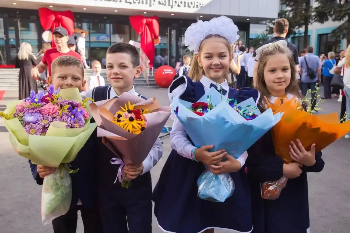 С Днём знаний!. «Дорогие школьники, студенты колледжей, педагоги и, конечно, родители! Поздравляю вас с Днём знаний и началом нового учебного года С Днём знаний!. «Дорогие школьники, студенты колледжей, педагоги и, конечно, родители! Поздравляю вас с Днём знаний и началом нового учебного года