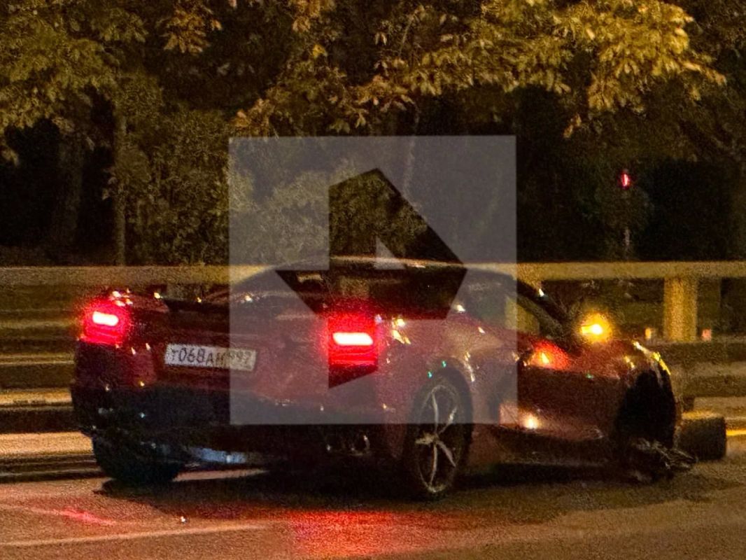 Две легковушки, в том числе спорткар Chevrolet Corvette, и мотоцикл столкнулись на Минском шоссе в Москве, сообщил источник РЕН ТВ Две легковушки, в том числе спорткар Chevrolet Corvette, и мотоцикл столкнулись на Минском шоссе в Москве, сообщил источник РЕН ТВ
