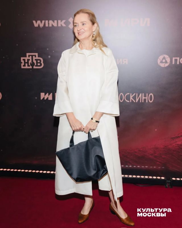 Вчера состоялась премьера одного из самых ожидаемых сериалов «Трудно быть богом», который снимался на площадке Москино Вчера состоялась премьера одного из самых ожидаемых сериалов «Трудно быть богом», который снимался на площадке Москино
