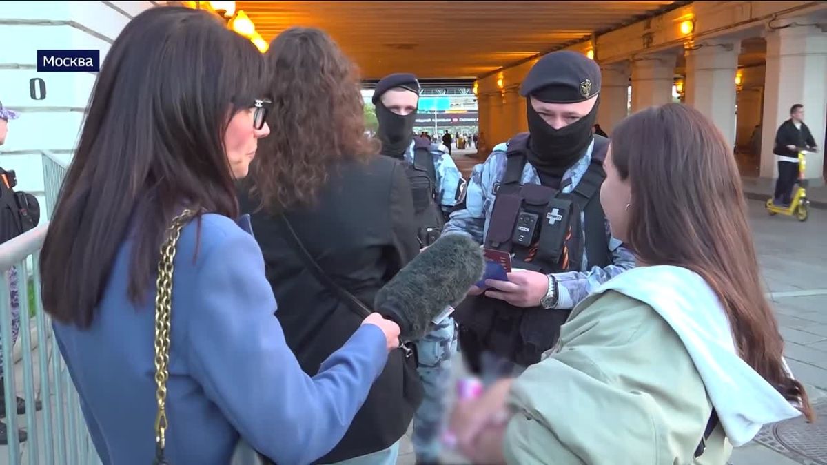 Пока зрители Олимпийского комплекса «Лужники» наслаждались выступлениями артистов на сцене, безопасность их отдыха обеспечивали сотрудники ОМОН «Авангард» столичного главка Росгвардии