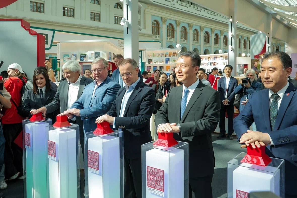 Владимир Мединский: В Москве (Гостиный двор, ул.Ильинка, д.4) открылась 39-я Московская Международная книжная ярмарка Владимир Мединский: В Москве (Гостиный двор, ул.Ильинка, д.4) открылась 39-я Московская Международная книжная ярмарка