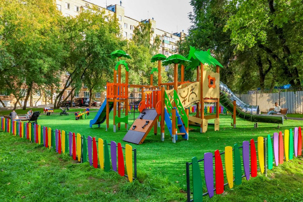 Корабль, пальмы и гигантский медведь: тематические игровые площадки обновили на юге Москвы Корабль, пальмы и гигантский медведь: тематические игровые площадки обновили на юге Москвы