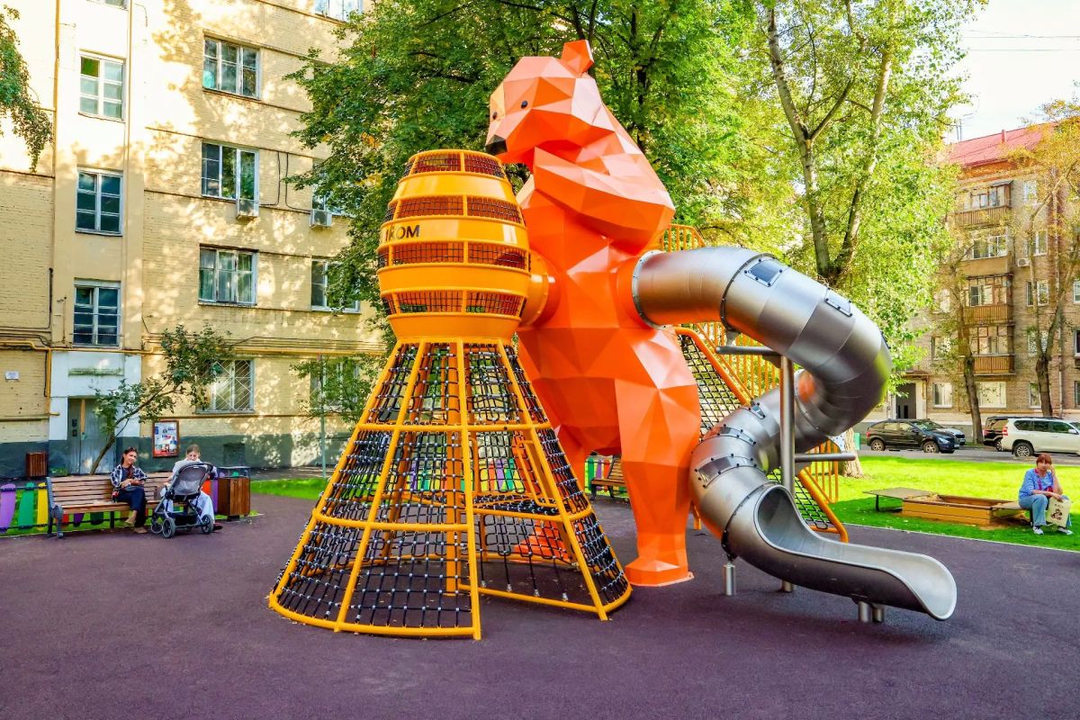 Корабль, пальмы и гигантский медведь: тематические игровые площадки обновили на юге Москвы