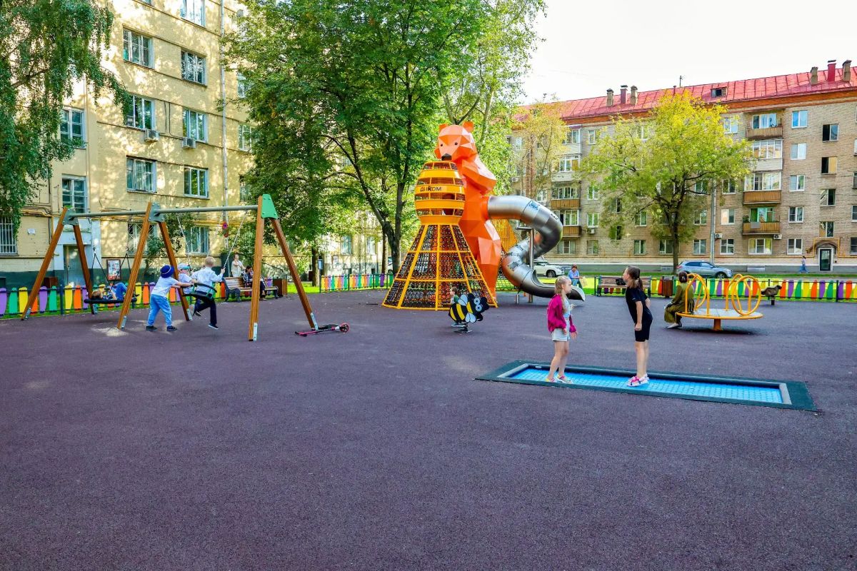 Корабль, пальмы и гигантский медведь: тематические игровые площадки обновили на юге Москвы Корабль, пальмы и гигантский медведь: тематические игровые площадки обновили на юге Москвы