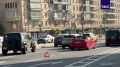 Кабриолет BMW столкнулся с такси на Большой Дорогомиловской улице на западе города, образовалась пробка